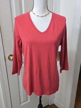 ST. JOHN'S BAY BRAND WOMEN'S CORAL 3/4, SLEEVES V-NECK TEE-SHIRT SIZE MEDIUM